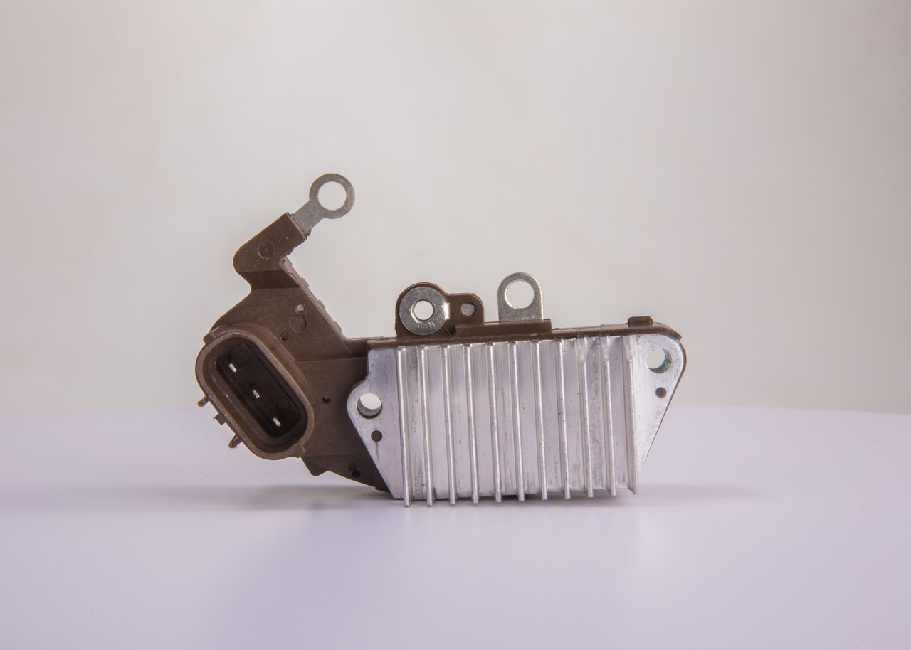 OEM Jänniteensäädin TOYOTA Corona VIII Sedan T170 2770035040, 2770046050, 2770050020 BOSCH - säästä rahaa edullisten hintojemme avulla
