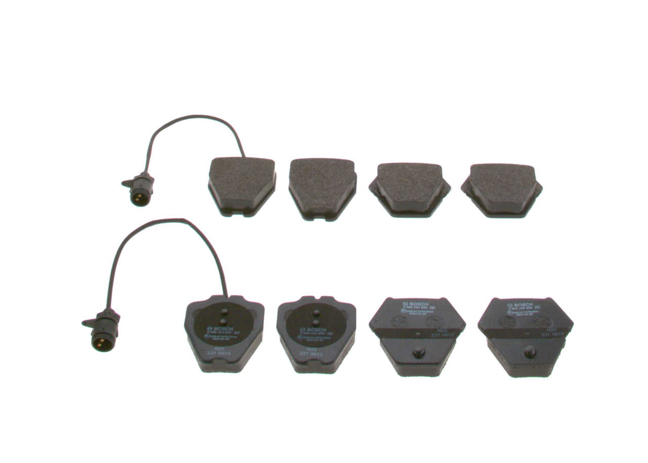 OE AUDI 100 1988 Klotsid 4A0698151D, 4D0698151K, 4D0698151M pärit BOSCH