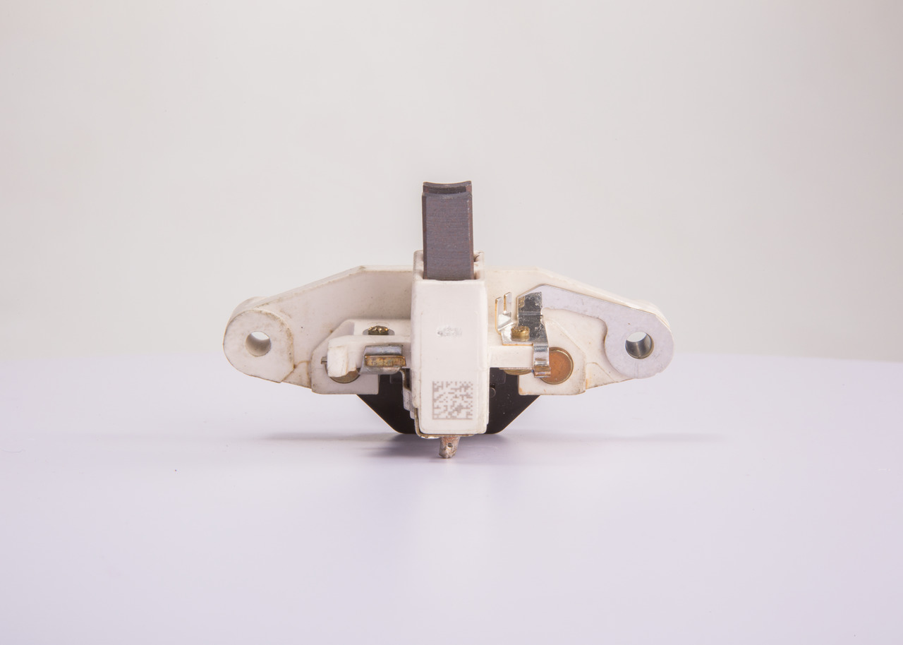 Kupite BOSCH Krmilnik alternatorja (regler) Št. izdelka: 1 197 311 028 po nizki ceni 32,94 €