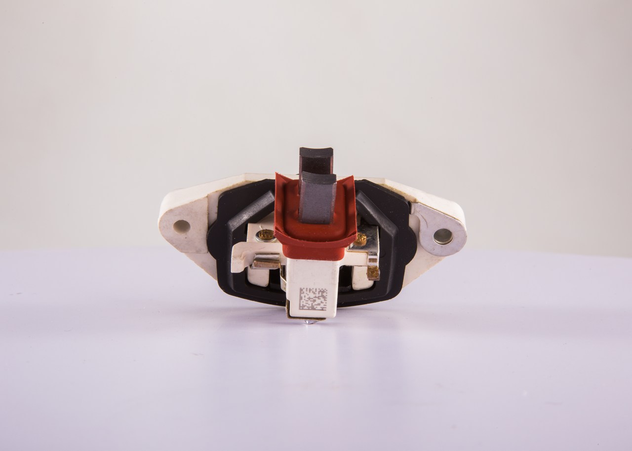 Ostke BOSCH Generaatori pingeregulaator Toode nr.: 1 197 311 032 madala hinnaga 44,96 €