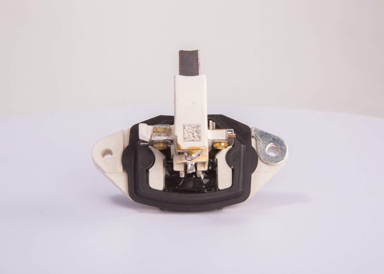 Köp BOSCH Laddningsregulator Produktnummer: 1 197 311 034 till det förmånliga priset av 1025,17 kr