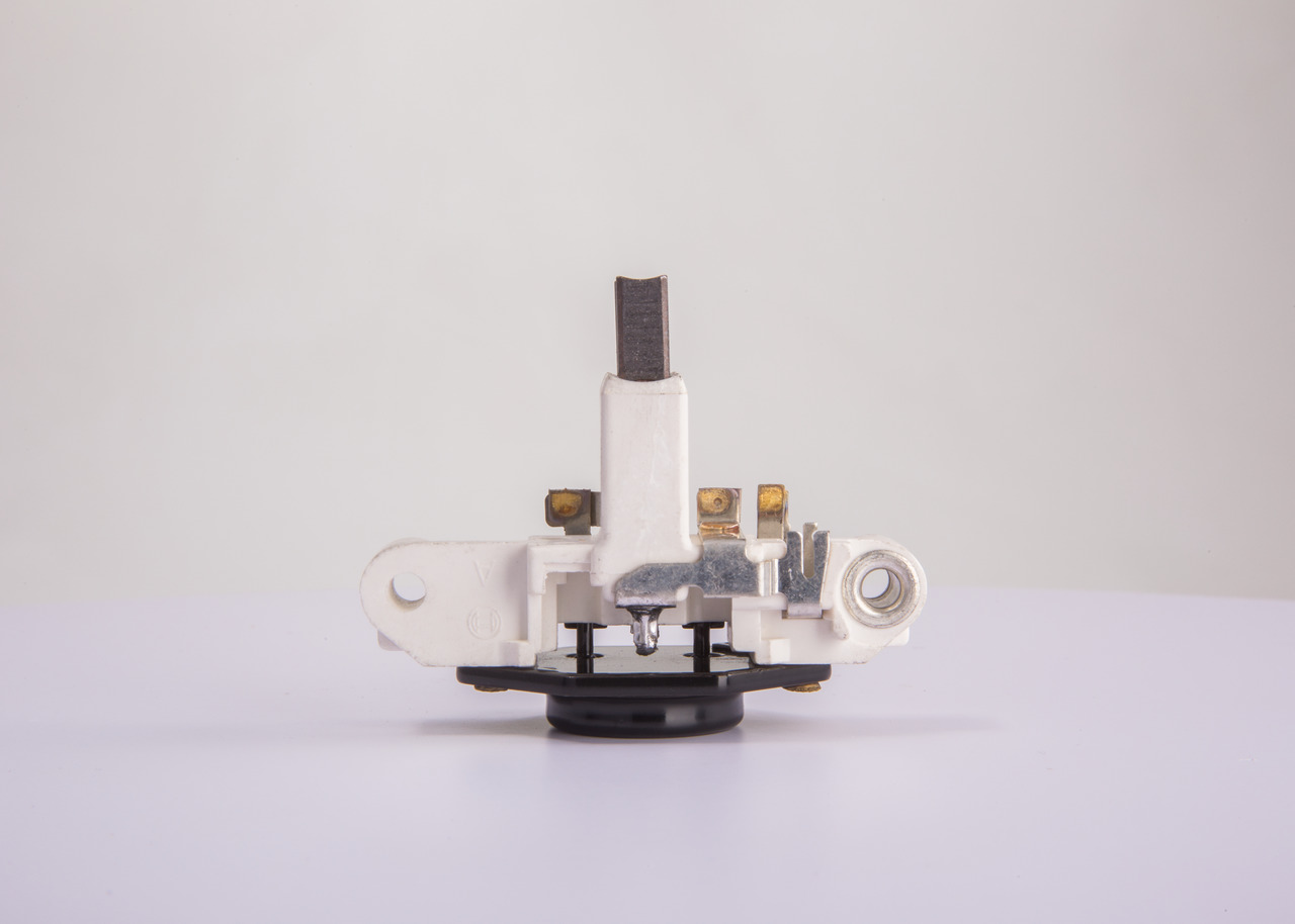 Acquista online Regolatore alternatore 1 197 311 223 originale a buon mercato, comparabile con i numeri OEM 028903803C