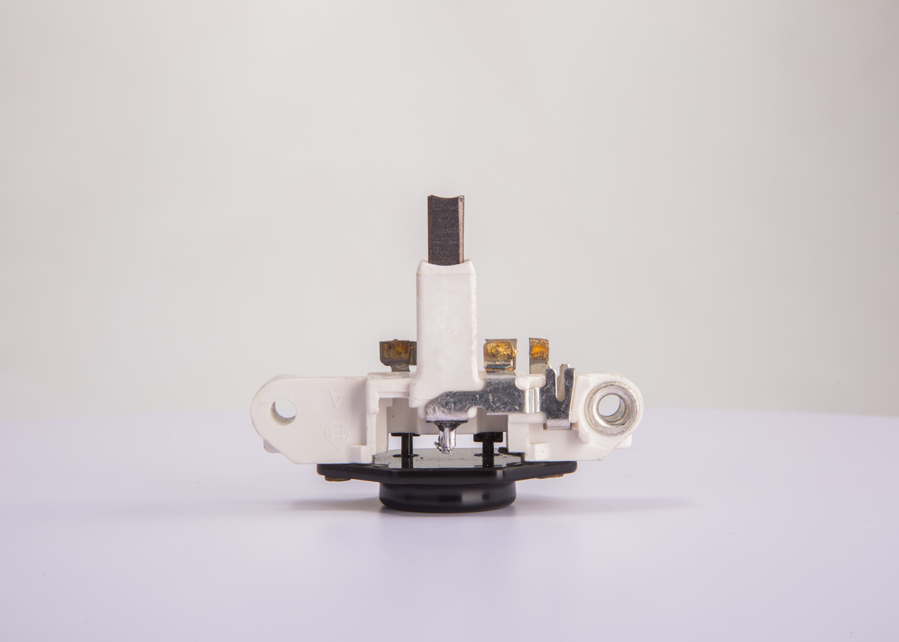 VW 1.8 Syncro/4motion 125 HP Benzīns Ģeneratora sprieguma regulators OEM 054903803A no BOSCH tiešsaistē par lieliskām cenām