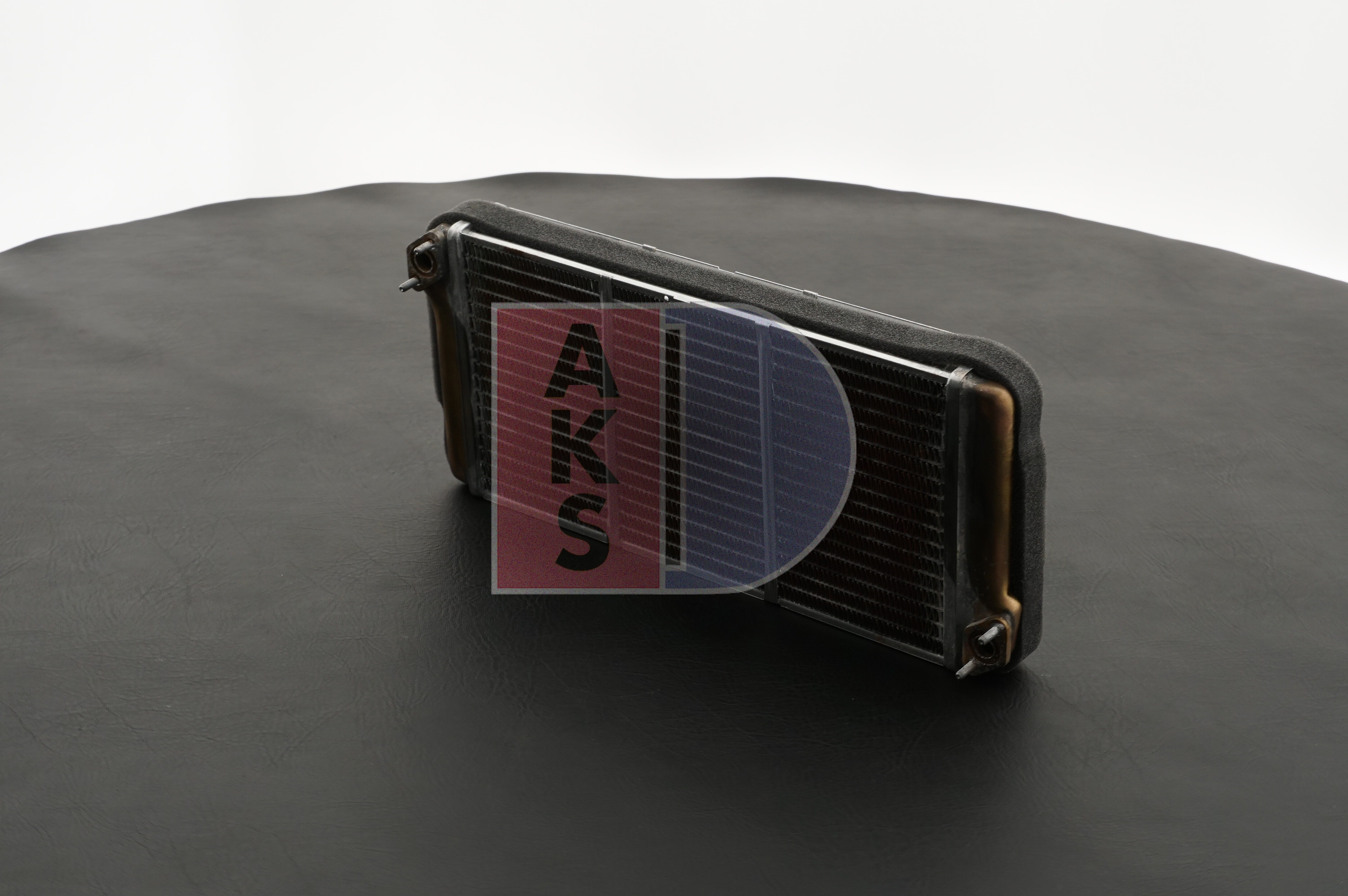 MAN Apsildes sistēmas radiators ar oriģinālu kvalitāti 81619010036, 81619016070, 81619010067 no AKS DASIS