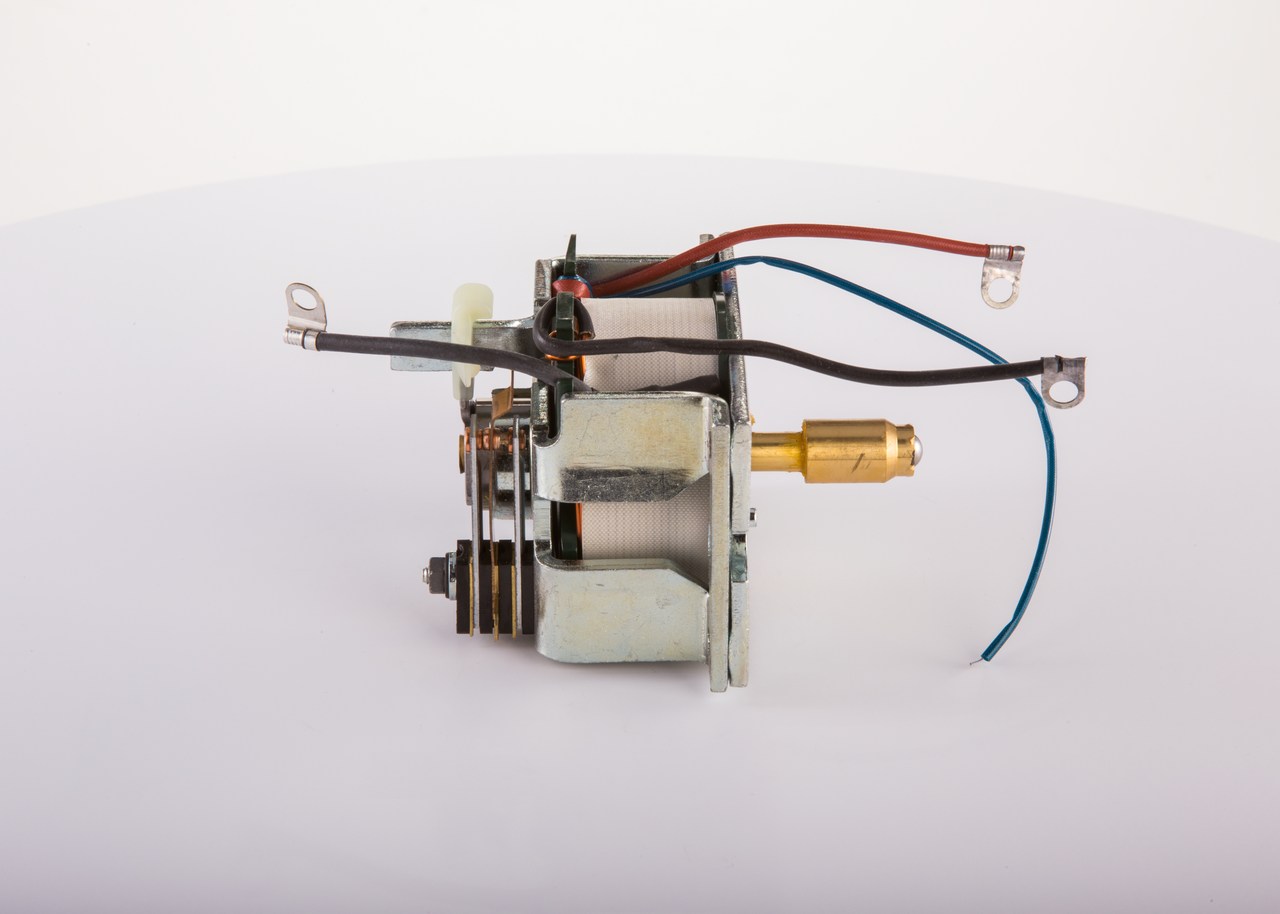 Cumpărați online Solenoid, electromotor 0 331 450 002 original/ă și la un preț mic, compatibil/ă cu nr. OEM 01310015